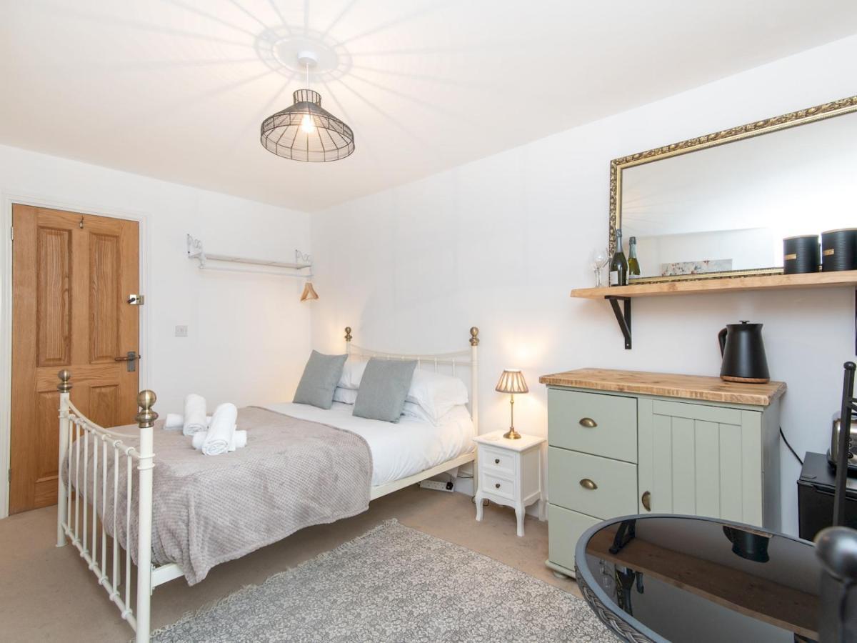 Pass The Keys Stylish 2 Bed Central Bath Apartment With Parking Exterior foto